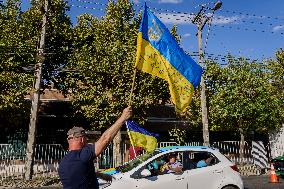 Ukrainian citizens in Chile protest outside the Russian Embassy